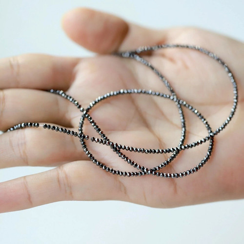 Collana con diamanti neri